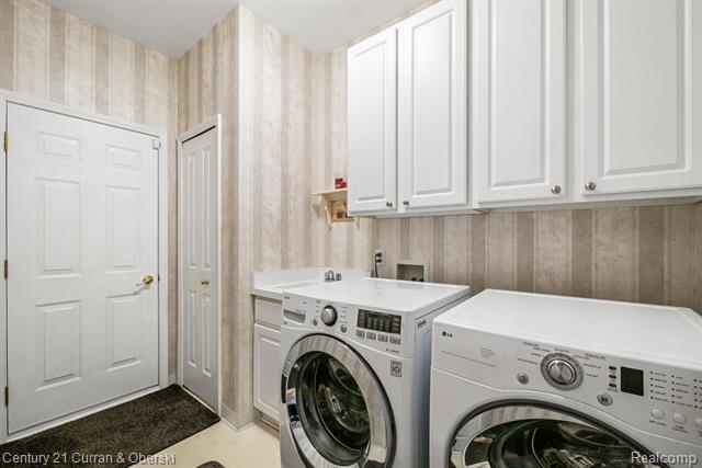 Builiding view thirty three for 16925 Lochmoor Circle East, Northville, MI. 48168