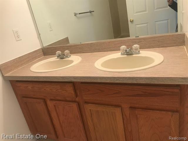 Builiding view fifteen for 28185 Raleigh Crescent, New Baltimore, MI. 48051