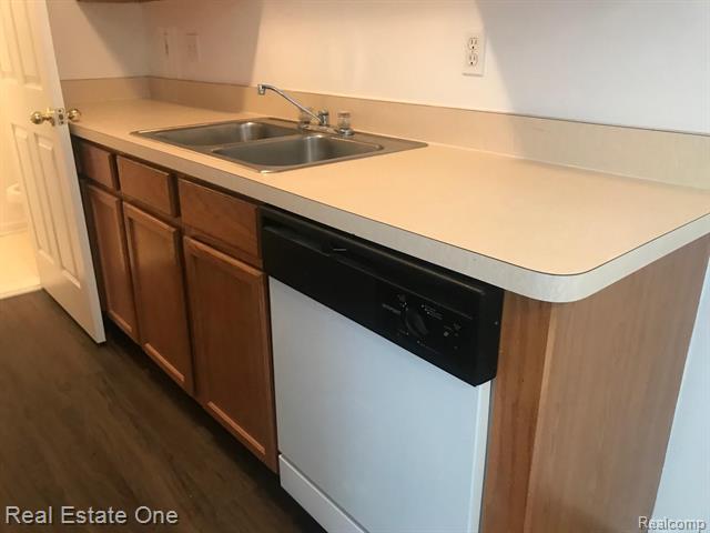 Builiding view five for 28185 Raleigh Crescent, New Baltimore, MI. 48051