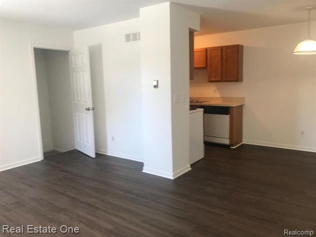 Builiding view one for 28185 Raleigh Crescent, New Baltimore, MI. 48051