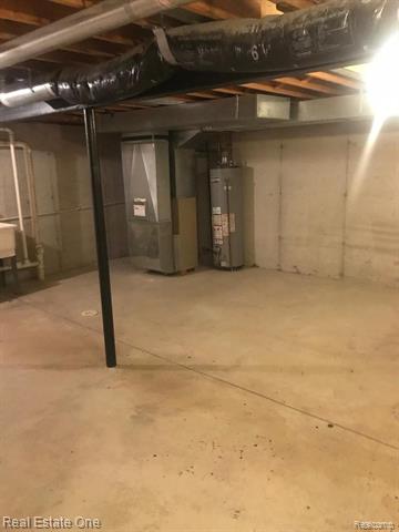 Builiding view seventeen for 28185 Raleigh Crescent, New Baltimore, MI. 48051