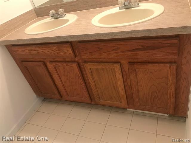 Builiding view thirteen for 28185 Raleigh Crescent, New Baltimore, MI. 48051