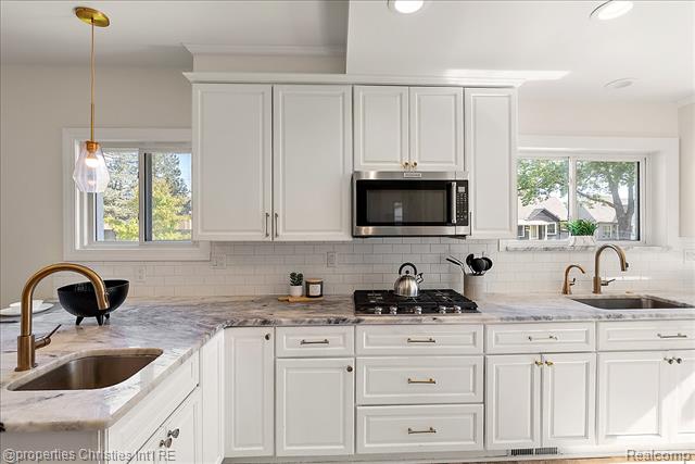 Builiding view fifteen for 14201 Kingston, Oak Park, MI. 48237
