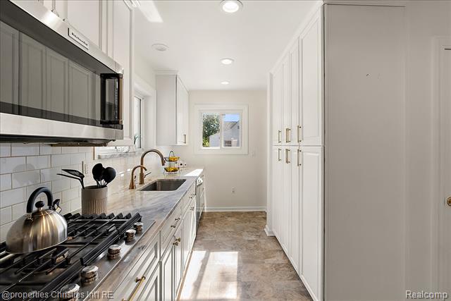 Builiding view fourteen for 14201 Kingston, Oak Park, MI. 48237