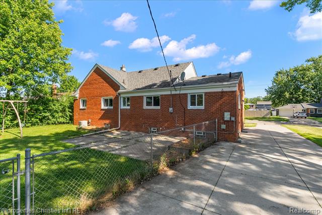 Builiding view thirty four for 14201 Kingston, Oak Park, MI. 48237