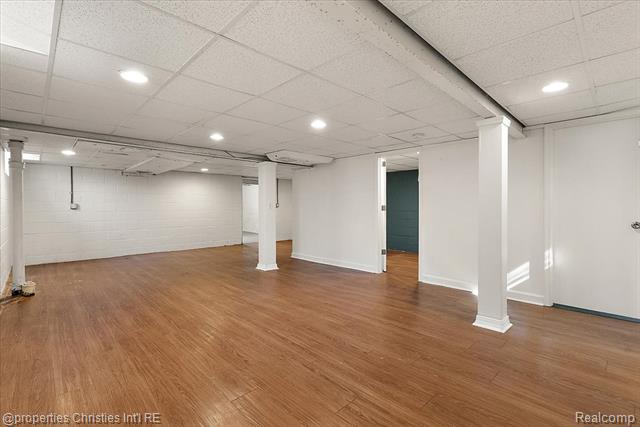 Builiding view twenty eight for 14201 Kingston, Oak Park, MI. 48237