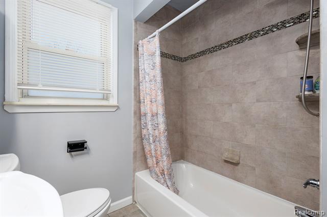 Builiding view eighteen for 2108 E 4Th, Royal Oak, MI. 48067