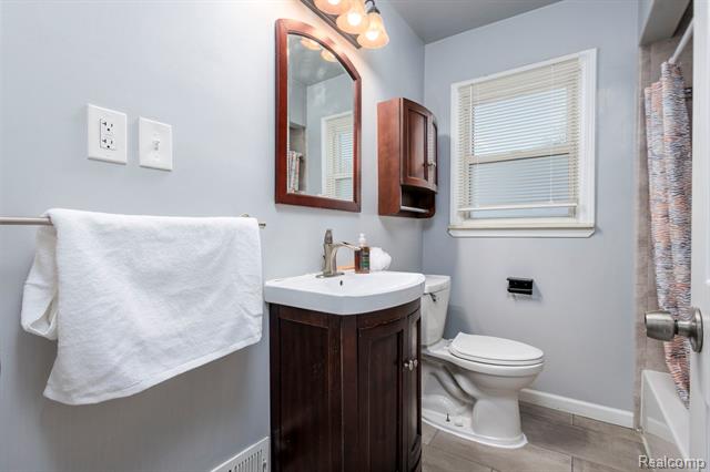 Builiding view seventeen for 2108 E 4Th, Royal Oak, MI. 48067