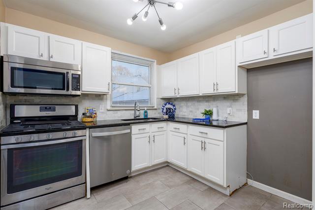 Builiding view ten for 2108 E 4Th, Royal Oak, MI. 48067