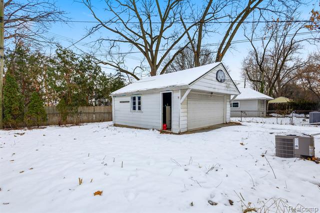 Builiding view twenty nine for 2108 E 4Th, Royal Oak, MI. 48067