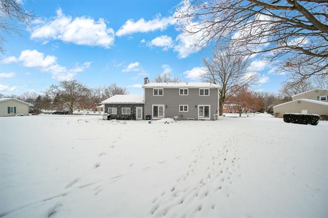 Builiding view thirty two for 520 Meadowbrook Dr, Adrian, MI. 49221