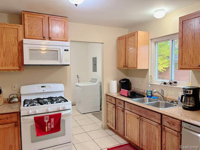 Builiding view nine for 26387 Alden, Madison Heights, MI. 48071