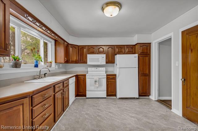 Builiding view five for 27510 California Se, Southfield, MI. 48076