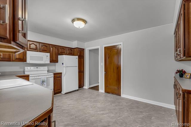 Builiding view four for 27510 California Se, Southfield, MI. 48076