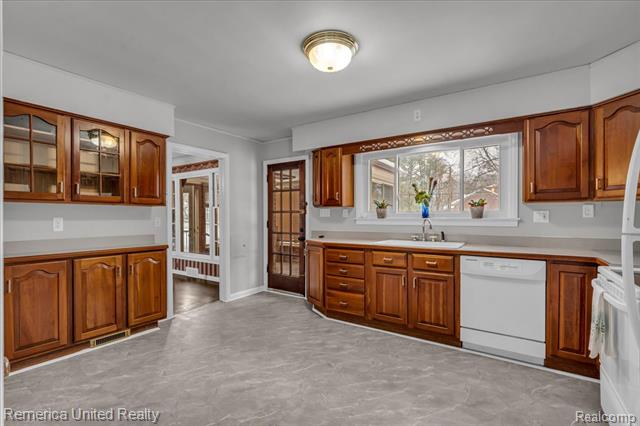 Builiding view six for 27510 California Se, Southfield, MI. 48076