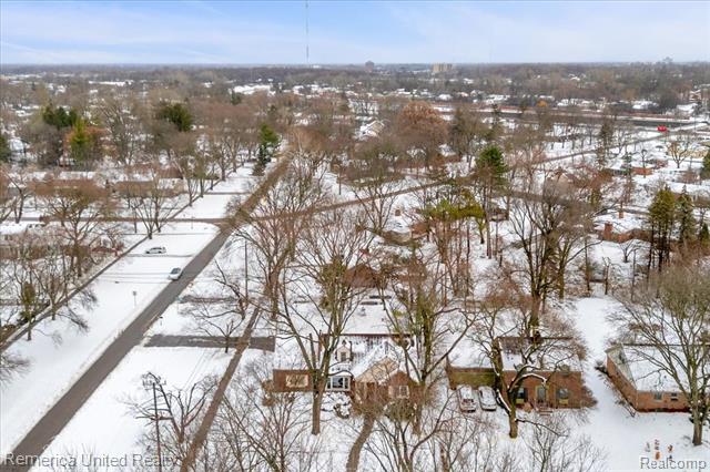 Builiding view thirty eight for 27510 California Se, Southfield, MI. 48076