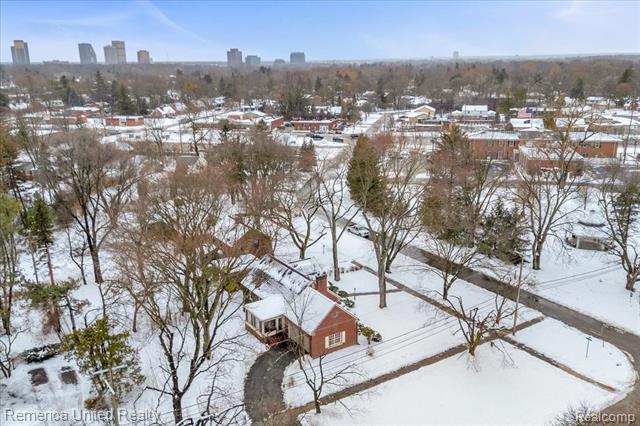 Builiding view thirty five for 27510 California Se, Southfield, MI. 48076