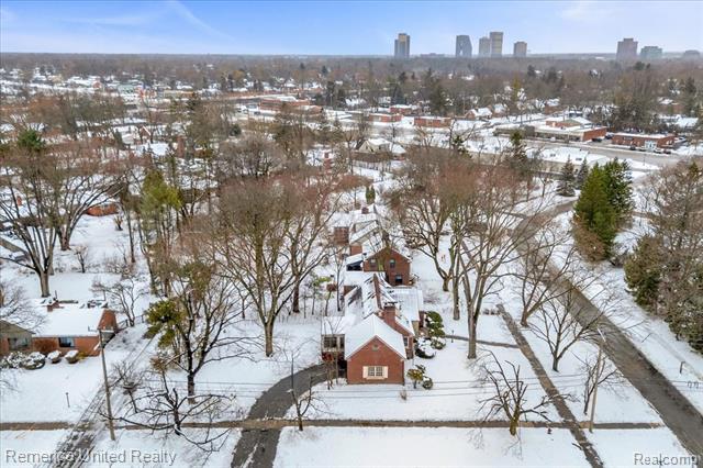 Builiding view thirty seven for 27510 California Se, Southfield, MI. 48076