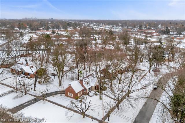 Builiding view thirty six for 27510 California Se, Southfield, MI. 48076