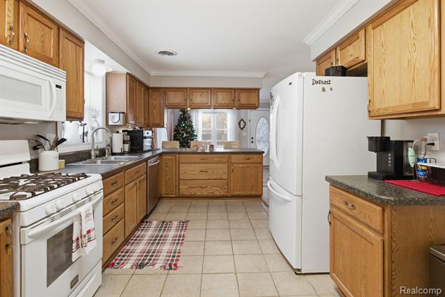 Builiding view thirty one for 2304 2Nd, Westland, MI. 48186