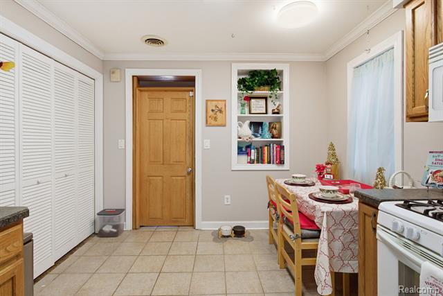 Builiding view thirty two for 2304 2Nd, Westland, MI. 48186