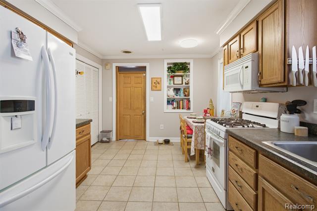 Builiding view twenty eight for 2304 2Nd, Westland, MI. 48186