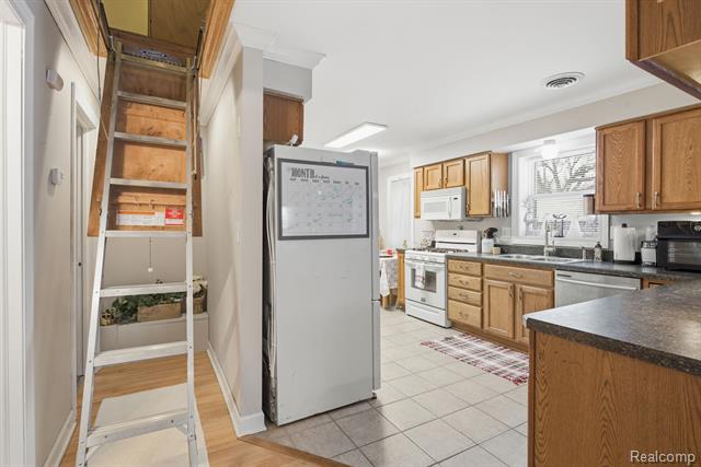 Builiding view twenty for 2304 2Nd, Westland, MI. 48186