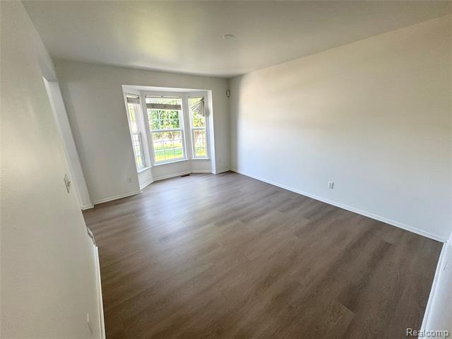 Builiding view ten for 7586 Kensington, Ypsilanti, MI. 48197