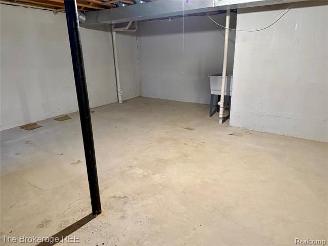 Builiding view seventeen for 37830 Erna, Sterling Heights, MI. 48312