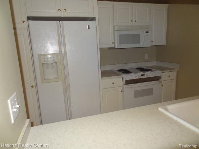 Builiding view ten for 45707 Stonewood, Canton, MI. 48187