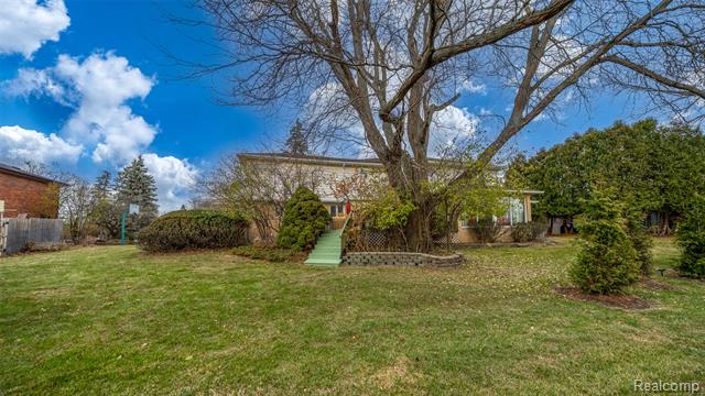 Builiding view seven for 23223 Bellwood, Southfield, MI. 48034