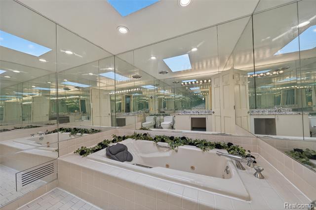 Builiding view thirty two for 23223 Bellwood, Southfield, MI. 48034