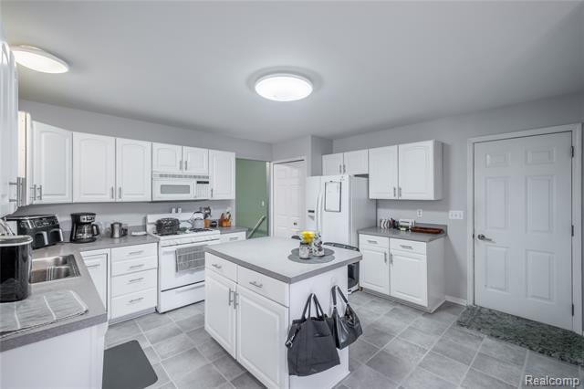 Builiding view five for 2420 Torrey Grove, Fenton, MI. 48430