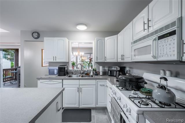 Builiding view three for 2420 Torrey Grove, Fenton, MI. 48430