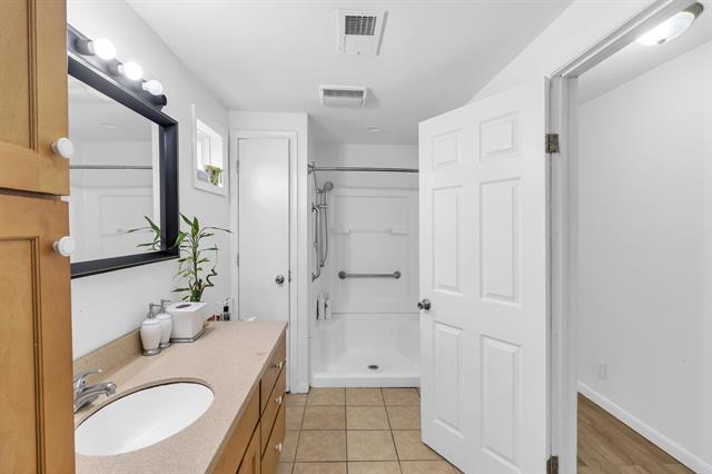 Builiding view eight for 4620 Christiansen, Lansing, MI. 48910