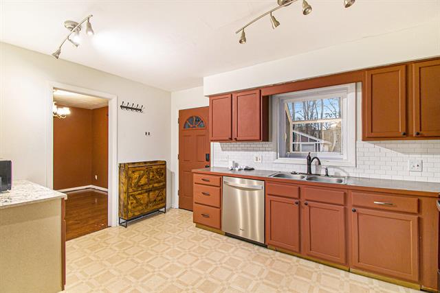 Builiding view nine for 2409 Victor, Lansing, MI. 48911