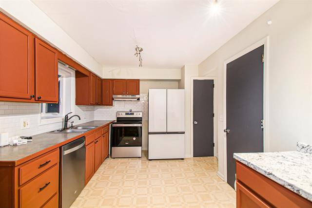 Builiding view ten for 2409 Victor, Lansing, MI. 48911