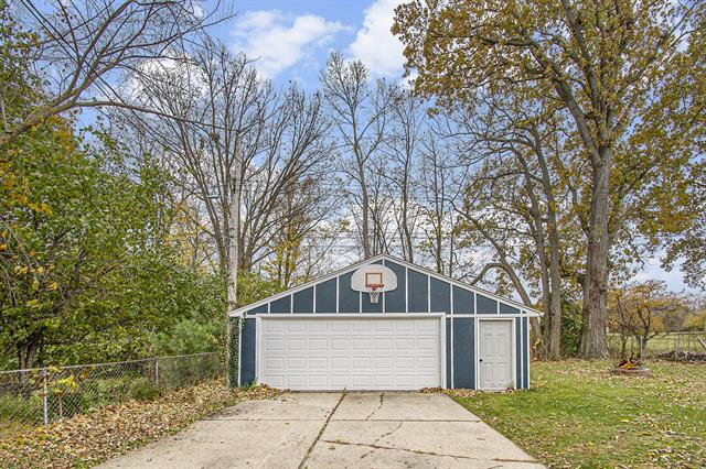 Builiding view twenty five for 2409 Victor, Lansing, MI. 48911