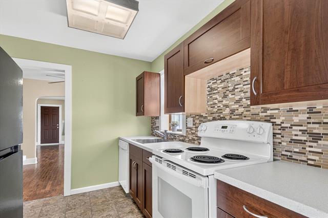 Builiding view fifteen for 2815 Overhill Rd, Jackson, MI. 49203