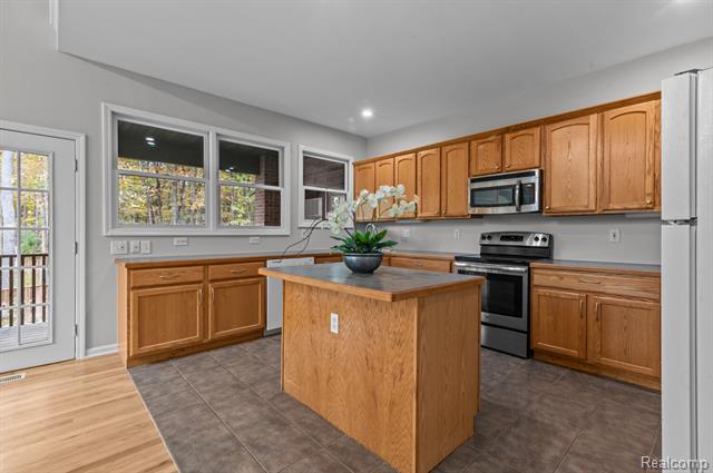 Builiding view six for 4648 Oak, Whitmore Lake, MI. 48189