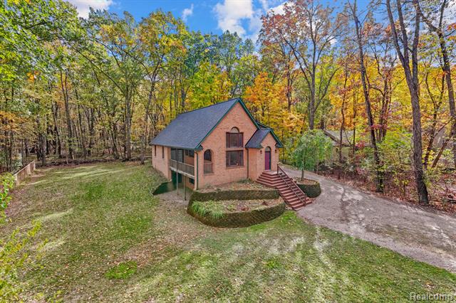 Builiding view thirty five for 4648 Oak, Whitmore Lake, MI. 48189