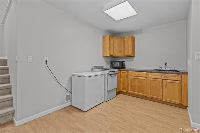 Builiding view twenty three for 4648 Oak, Whitmore Lake, MI. 48189