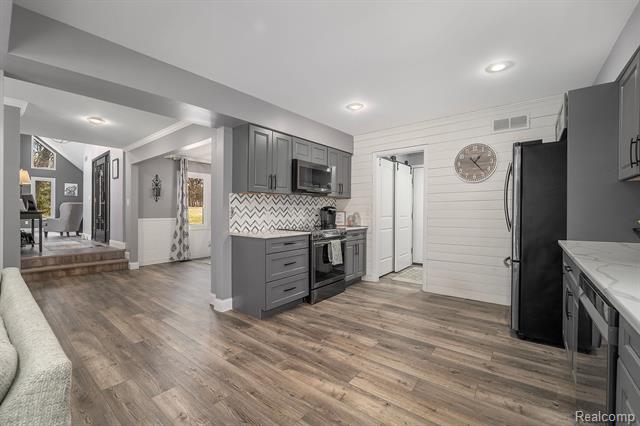 Builiding view sixteen for 3638 Deer Run, Brighton, MI. 48114