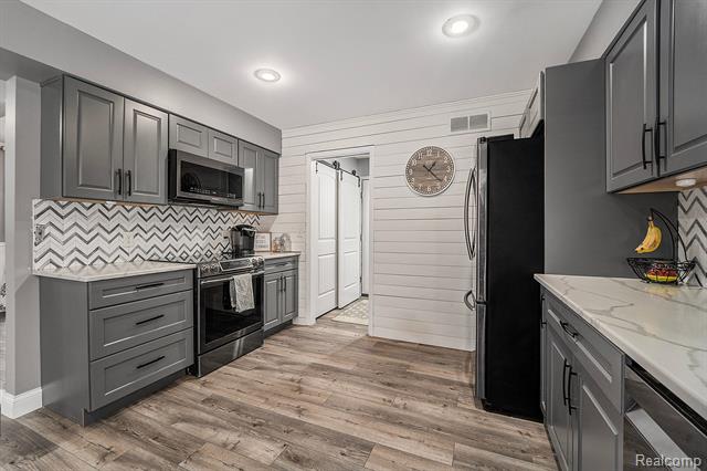 Builiding view twenty one for 3638 Deer Run, Brighton, MI. 48114