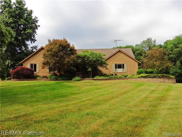 front view for 490 Rolling Oaks Drive, Howell, Mi. 48843