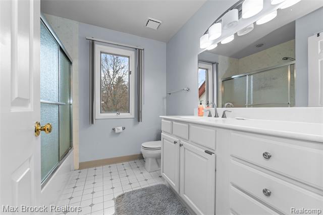 Builiding view fifty one for 23775 Riverview, Southfield, MI. 48034