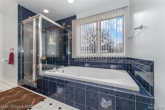 Builiding view forty for 23775 Riverview, Southfield, MI. 48034
