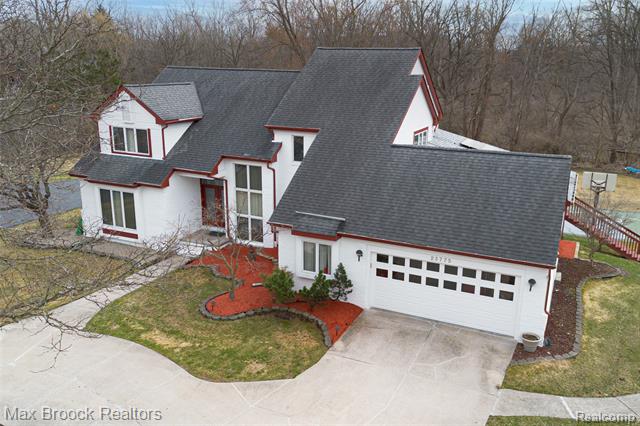 Builiding view seventy five for 23775 Riverview, Southfield, MI. 48034