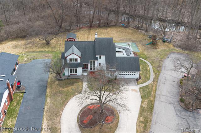 Builiding view seventy six for 23775 Riverview, Southfield, MI. 48034