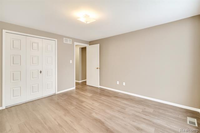 Builiding view eighteen for 32756 Barclay Sq, Warren, MI. 48093